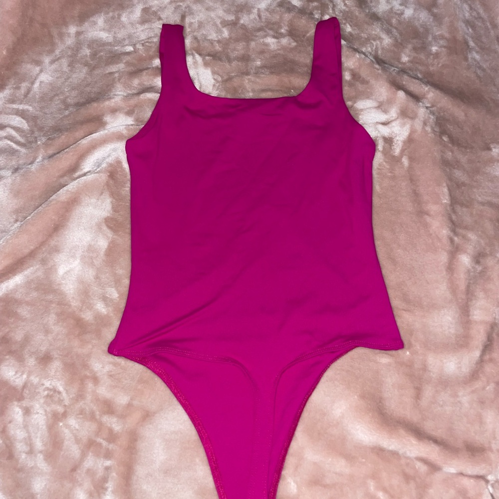 NWOT House of Harlow 1960 Vibrant Pink Bodysuit - Picture 3 of 3
